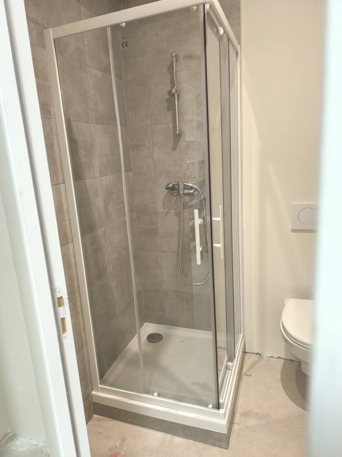 Cabine de douche carrelage gris